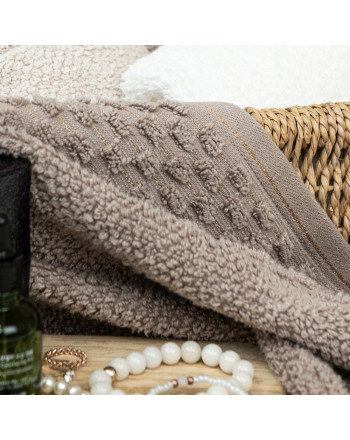 Ręcznik bawełniany frotte z tłoczoną bordiurą i złotą nitką, kolor ciepły brąz, oferowany w dwóch rozmiarach, Neptun