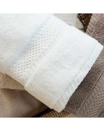 Miękki i delikatny ręcznik bawełniany w kolorze białym, oferowany w dwóch rozmiarach, Rodos