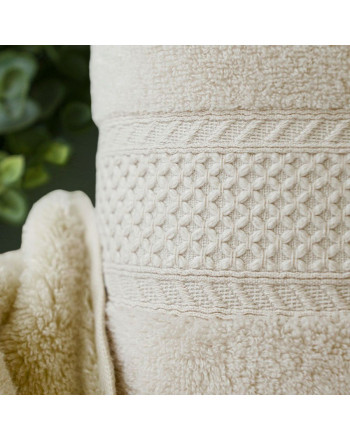 Miękki i delikatny ręcznik bawełniany w kolorze jasnobeżowym, oferowany w dwóch rozmiarach, Rodos