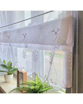 Roleta rzymska z firany haftowanej, kolor biały - szyta na wymiar