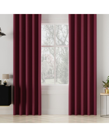 "Bordowa zasłona blackout zawieszona w eleganckim salonie z drewnianą podłogą"