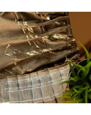 Gotowa welwetowa zasłona ze złotym nadrukiem na taśmie marszczącej w kolorze brązowym, rozmiar 140x250 cm, Marma