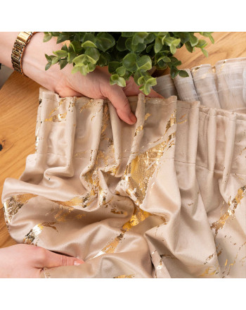 Gotowa welwetowa zasłona ze złotym nadrukiem na taśmie marszczącej w kolorze jasnobeżowym, rozmiar 140x250 cm, Marma