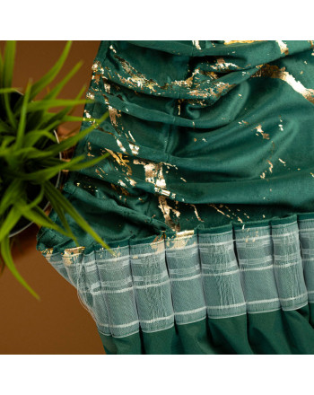 Gotowa welwetowa zasłona ze złotym nadrukiem na taśmie marszczącej w kolorze butelkowej zieleni, rozmiar 140x250 cm, Marma