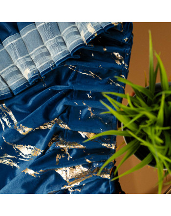 Gotowa welwetowa zasłona ze złotym nadrukiem na taśmie marszczącej w kolorze granatowym, rozmiar 140x250 cm, Marma