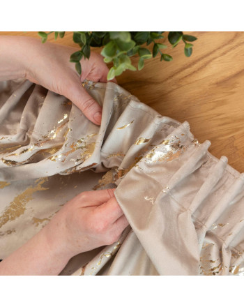 Gotowa welwetowa zasłona ze złotym nadrukiem na taśmie marszczącej w kolorze ciemnokremowym, rozmiar 140x250 cm, Marma