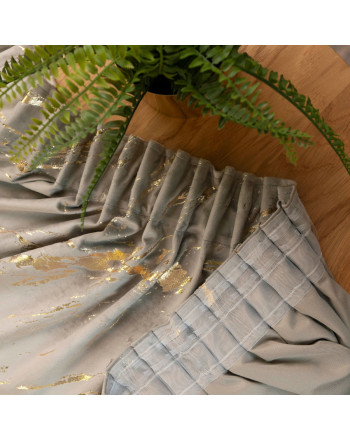 Gotowa welwetowa zasłona ze złotym nadrukiem na taśmie marszczącej w kolorze szaro-beżowym, rozmiar 140x250 cm, Marma