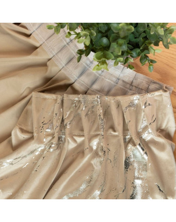 Gotowa welwetowa zasłona ze srebrnym nadrukiem na taśmie marszczącej w kolorze ciemnobeżowym, rozmiar 140x250 cm, Marma
