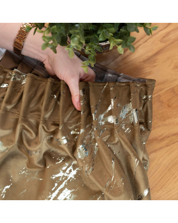 Gotowa welwetowa zasłona ze srebrnym nadrukiem na taśmie marszczącej w kolorze brązowym, rozmiar 140x250 cm, Marma