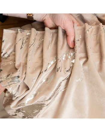 Gotowa welwetowa zasłona ze srebrnym nadrukiem na taśmie marszczącej w kolorze jasnobeżowym, rozmiar 140x250 cm, Marma