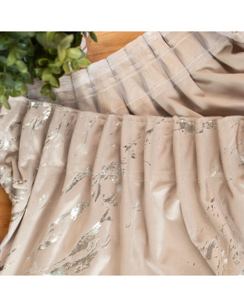 Gotowa welwetowa zasłona ze srebrnym nadrukiem na taśmie marszczącej w kolorze ciemnokremowym, rozmiar 140x250 cm, Marma