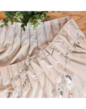 Gotowa welwetowa zasłona ze srebrnym nadrukiem na taśmie marszczącej w kolorze kremowym, rozmiar 140x250 cm, Marma