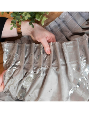 Gotowa welwetowa zasłona ze srebrnym nadrukiem na taśmie marszczącej w kolorze szaro-beżowym, rozmiar 140x250 cm, Marma