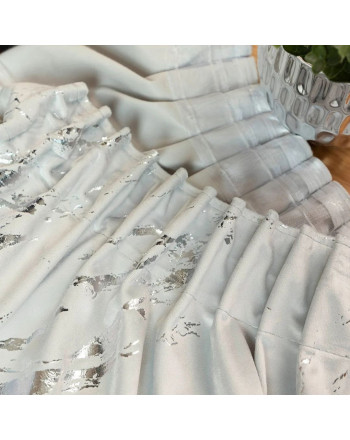 Gotowa welwetowa zasłona ze srebrnym nadrukiem na taśmie marszczącej w kolorze pastelowo-szarym, rozmiar 140x250 cm, Marma