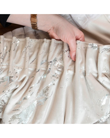 Gotowa welwetowa zasłona ze srebrnym nadrukiem na taśmie marszczącej w kolorze jasnokremowym, rozmiar 140x250 cm, Marma