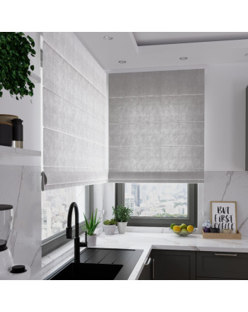 Pastelowo-szara roleta rzymska welwetowa Velvi - szyta na wymiar