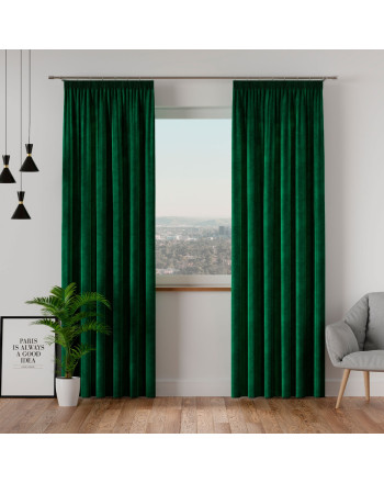 Para długich zasłon z welwetu w kolorze głębokiej, butelkowej zieleni, zawieszona w stylowym pokoju na chromowanym karniszu.
