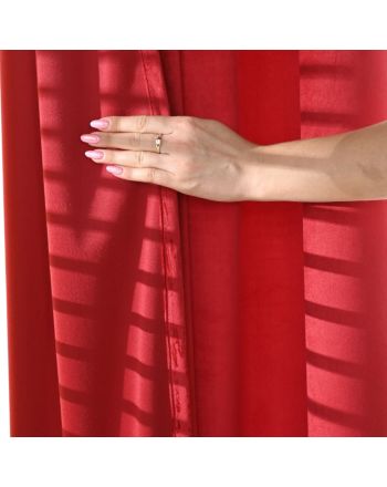 Gotowa zasłona z miękkiej welwetowej tkaniny Velvi, kolor czerwony na przelotkach