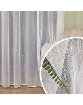 alt="Delikatna firana z nabłyszczanej przędzy w kolorze białym, ozdobiona złotą nitką. Firanka o wysokości 300 cm elegancko układa się w miękkie fałdy i subtelnie odbija światło, tworząc efekt lekkości i blasku. Idealna do wysokich pomieszczeń i nowoczes