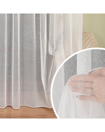 alt="Firanka z mikrosiateczki w kolorze śnieżnej bieli, z delikatnym połyskiem i szwem obciążającym – elegancka dekoracja okienna do salonu lub sypialni."