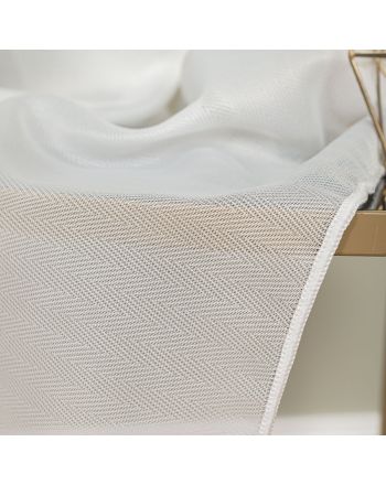 Zbliżenie na wzór jodełki firany off-white, tekstura błyszczącej przędzy