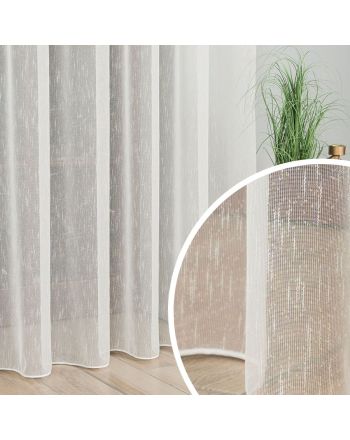 Firana siateczkowa w kolorze off-white z błyszczącym wzorem deszczyku i ołowianką, dekoracja do wysokiego okna ze zbliżeniem wzoru