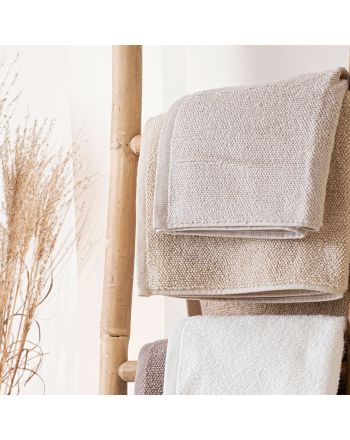 Ręcznik bawełniany w kolorze jasnobeżowym, oferowany w dwóch rozmiarach, Leon