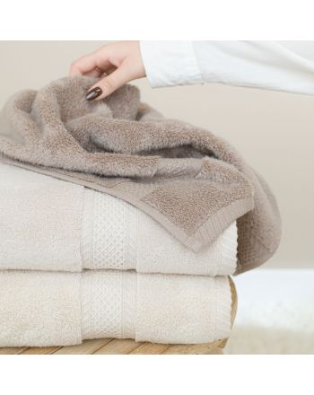 Miękki i delikatny ręcznik bawełniany w kolorze ciepłego brązu, oferowany w dwóch rozmiarach, Rodos