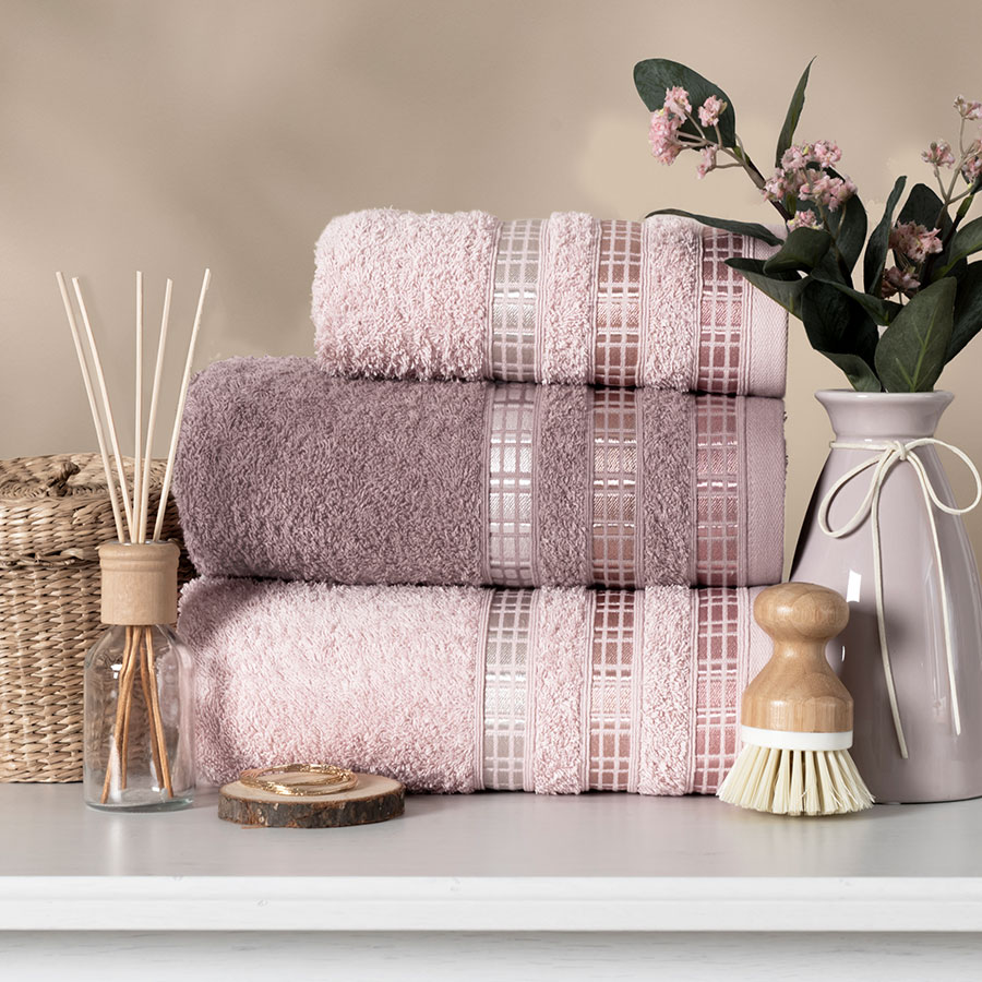 Pudroworóżowy ręcznik frotte Luxury