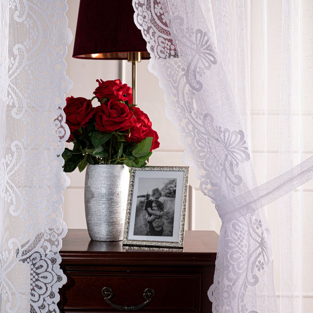 Firana na okno balkonowe zakładana na taśmie żakard 300x250 cm Romantica