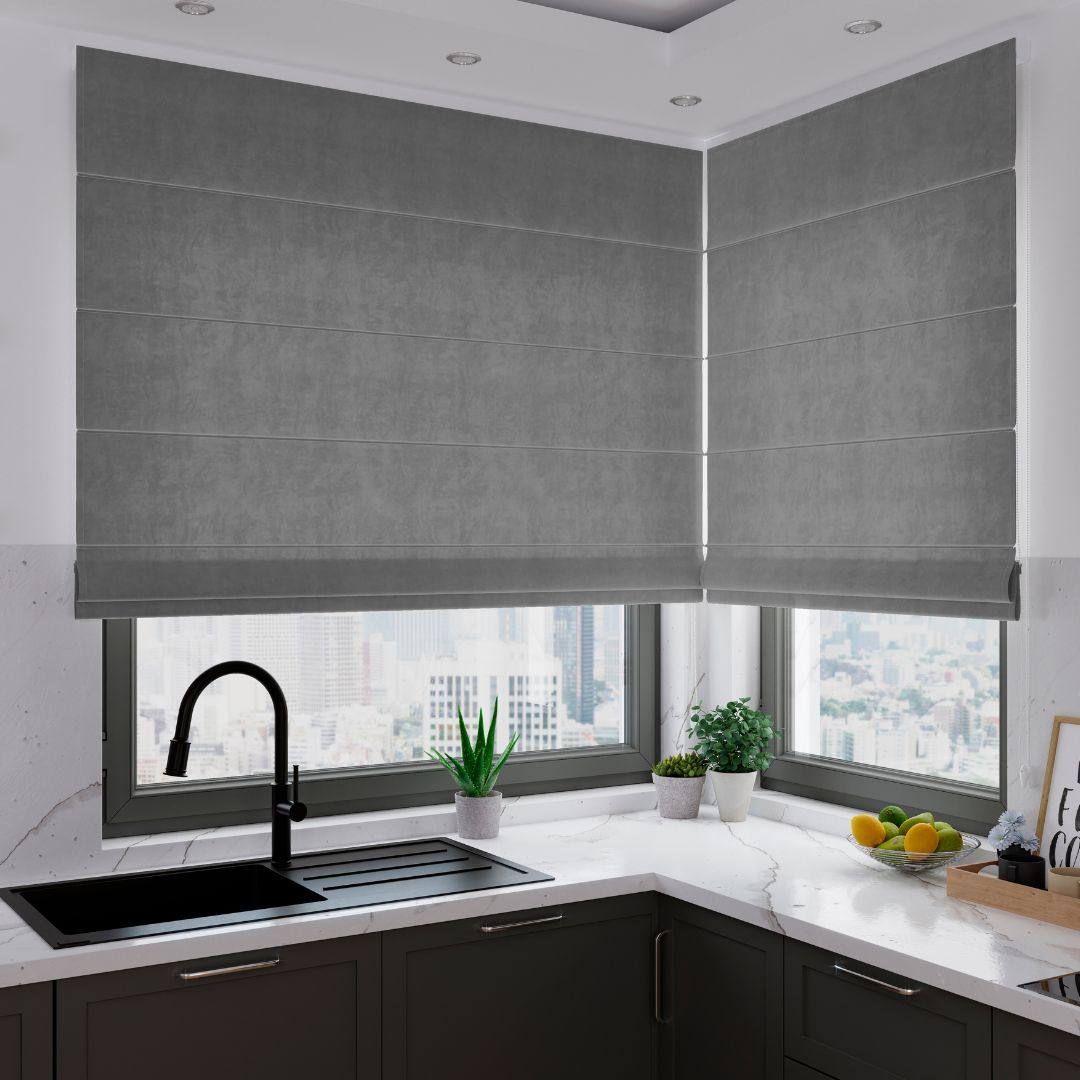 Roleta rzymska welwetowa Velvi, kolor chłodny szary - szyta na wymiar