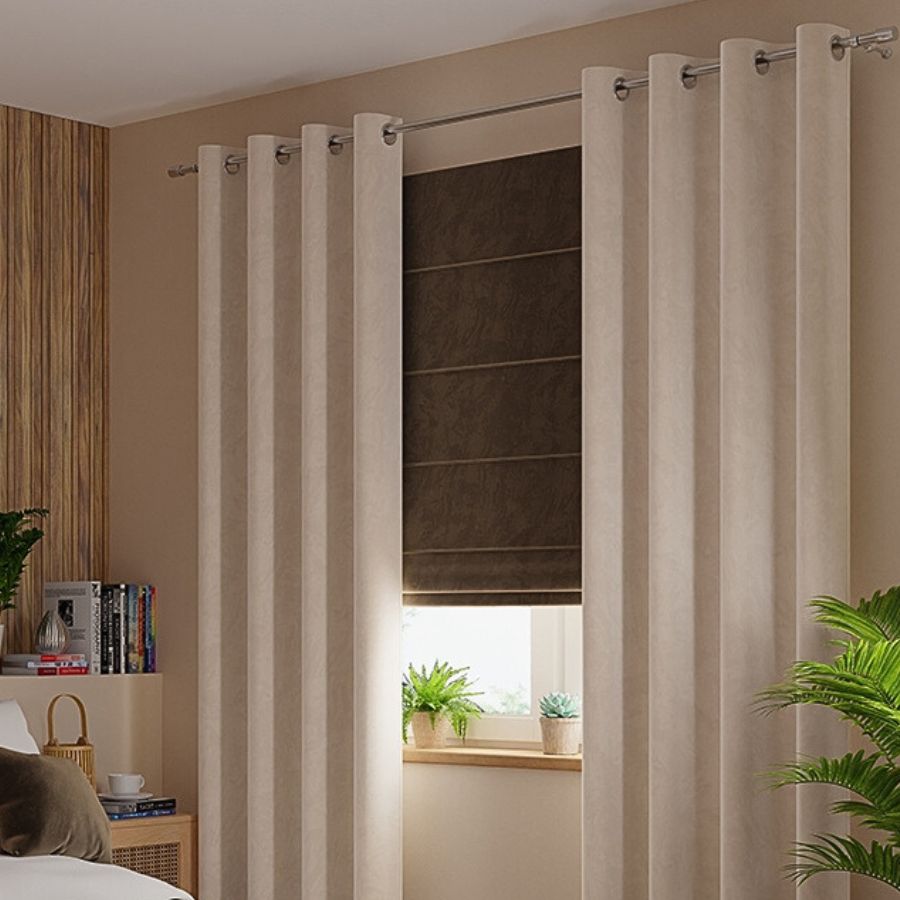 Gotowa zasłona z miękkiej welwetowej tkaniny Velvi, kolor kaszmirowy kremowy na przelotkach, rozmiar 140x230 cm