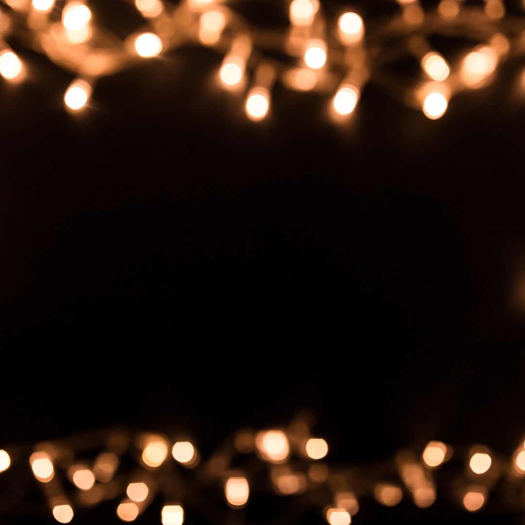 Zaczynamy odliczanie do Świąt Bożego Narodzenia 🎄 W naszej ofercie czekają zasłony oraz tkaniny dekoracyjne, firany drukowane, haftowane oraz zazdrostki, a całość uzupełniają stylowe poszewki oraz eleganckie nakrycia stołu. Sprawdź